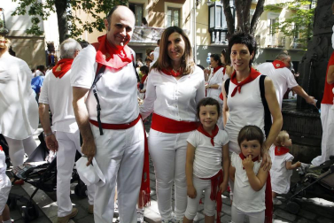 La Comparsa de Gigantes y Cabezudos no se puede quejar de seguidores. Sus salidas congregan cada mañana sanferminera a un público más que numeroso. Cual flautistas de Hamelín, gigantes, cabezudos y zaldikos arrastran a mayores y pequeños en sus recorridos por el corazón de la ciudad. La cita con ellos se convierte en ineludible para las familias.