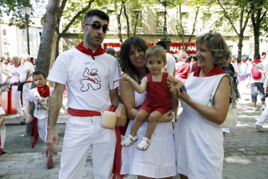 La Comparsa de Gigantes y Cabezudos no se puede quejar de seguidores. Sus salidas congregan cada mañana sanferminera a un público más que numeroso. Cual flautistas de Hamelín, gigantes, cabezudos y zaldikos arrastran a mayores y pequeños en sus recorridos por el corazón de la ciudad. La cita con ellos se convierte en ineludible para las familias.