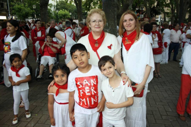 Las verbenas de la Plaza de la Cruz convirtieron cada tarde a este céntrico escenario pamplonés en uno de los puntos de referencia de la fiesta. Las distintas orquestas contratadas y la actuación del mítico grupo 'Los Diablos' el día 12 permitieron que la diversión bailando estuviera asegurada.