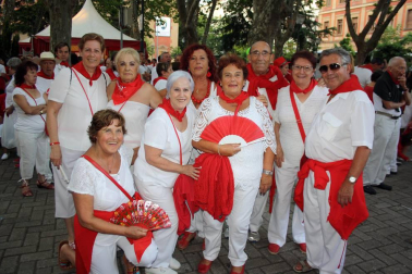 Las verbenas de la Plaza de la Cruz convirtieron cada tarde a este céntrico escenario pamplonés en uno de los puntos de referencia de la fiesta. Las distintas orquestas contratadas y la actuación del mítico grupo 'Los Diablos' el día 12 permitieron que la diversión bailando estuviera asegurada.