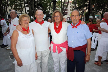 Las verbenas de la Plaza de la Cruz convirtieron cada tarde a este céntrico escenario pamplonés en uno de los puntos de referencia de la fiesta. Las distintas orquestas contratadas y la actuación del mítico grupo 'Los Diablos' el día 12 permitieron que la diversión bailando estuviera asegurada.