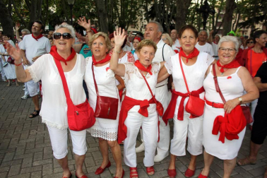 Las verbenas de la Plaza de la Cruz convirtieron cada tarde a este céntrico escenario pamplonés en uno de los puntos de referencia de la fiesta. Las distintas orquestas contratadas y la actuación del mítico grupo 'Los Diablos' el día 12 permitieron que la diversión bailando estuviera asegurada.