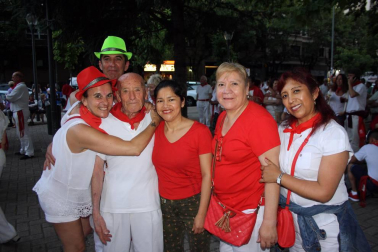 Las verbenas de la Plaza de la Cruz convirtieron cada tarde a este céntrico escenario pamplonés en uno de los puntos de referencia de la fiesta. Las distintas orquestas contratadas y la actuación del mítico grupo 'Los Diablos' el día 12 permitieron que la diversión bailando estuviera asegurada.
