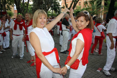 Las verbenas de la Plaza de la Cruz convirtieron cada tarde a este céntrico escenario pamplonés en uno de los puntos de referencia de la fiesta. Las distintas orquestas contratadas y la actuación del mítico grupo 'Los Diablos' el día 12 permitieron que la diversión bailando estuviera asegurada.