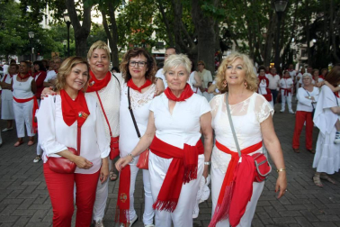 Las verbenas de la Plaza de la Cruz convirtieron cada tarde a este céntrico escenario pamplonés en uno de los puntos de referencia de la fiesta. Las distintas orquestas contratadas y la actuación del mítico grupo 'Los Diablos' el día 12 permitieron que la diversión bailando estuviera asegurada.