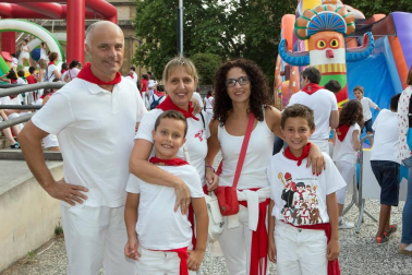 La plaza de la Libertad albergó las atracciones y actividades lúdicas y de ocio de 'Menudas fiestas', dirigidas a niños y adolescentes hasta los 17 años. Se establecieron 16 zonas con hinchables, talleres, camas elásticas, barcas de agua, rocódromo, pistas de mini gol, tren e, incluso, un particular encierro. De carácter gratuito, las actividades se programaron en horario de mañana y tarde y, como cada año, congregaron a un gran número de visitantes, principalmente familias.