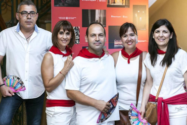 El Teatro Gayarre acogió en Sanfermines un alocado espectáculo, fruto de la versión libre de la popular comedia musical de Jean Poiret 'La jaula de grillos'. Color, música, coreografías y mucha diversión para seguir condimentando las fiestas.