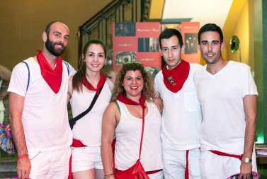 El Teatro Gayarre acogió en Sanfermines un alocado espectáculo, fruto de la versión libre de la popular comedia musical de Jean Poiret 'La jaula de grillos'. Color, música, coreografías y mucha diversión para seguir condimentando las fiestas.