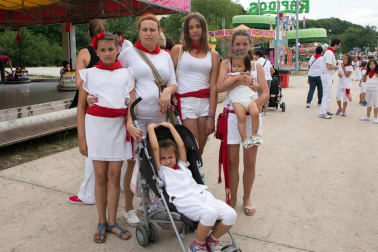 Pocos son los que, a lo largo de los Sanfermines, no hacen un hueco para visitar las barracas. Si las fiestas ya proporcionan que se dispare la adrenalina, las atracciones terminan de subir el termómetro emocional. Niños, jóvenes y adultos disfrutan casi por igual en su recorrido por el recito ferial ubicado en la Rochapea, junto a los corrales del Gas.