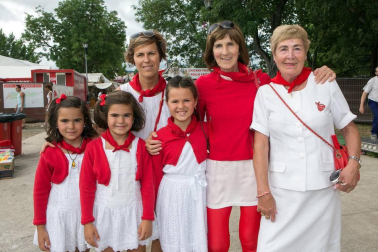 Pocos son los que, a lo largo de los Sanfermines, no hacen un hueco para visitar las barracas. Si las fiestas ya proporcionan que se dispare la adrenalina, las atracciones terminan de subir el termómetro emocional. Niños, jóvenes y adultos disfrutan casi por igual en su recorrido por el recito ferial ubicado en la Rochapea, junto a los corrales del Gas.