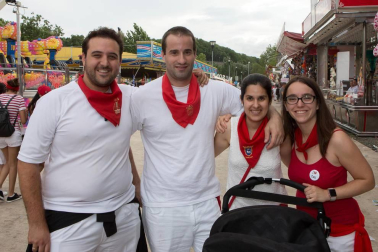 Pocos son los que, a lo largo de los Sanfermines, no hacen un hueco para visitar las barracas. Si las fiestas ya proporcionan que se dispare la adrenalina, las atracciones terminan de subir el termómetro emocional. Niños, jóvenes y adultos disfrutan casi por igual en su recorrido por el recito ferial ubicado en la Rochapea, junto a los corrales del Gas.