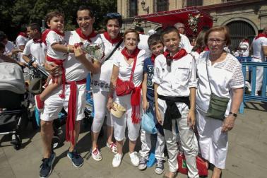 La ofrenda infantil al santo morenico en la celebración del Día del Niño fue una continua sucesión de sonrisas, que acompañaban de forma perfecta a los ramos de flores en blanco y rojo.