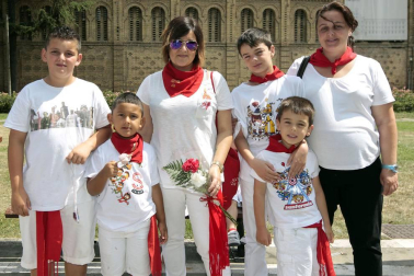 La ofrenda infantil al santo morenico en la celebración del Día del Niño fue una continua sucesión de sonrisas, que acompañaban de forma perfecta a los ramos de flores en blanco y rojo.