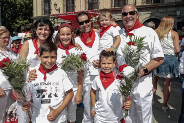 La ofrenda infantil al santo morenico en la celebración del Día del Niño fue una continua sucesión de sonrisas, que acompañaban de forma perfecta a los ramos de flores en blanco y rojo.