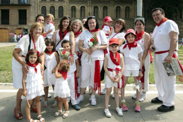 La ofrenda infantil al santo morenico en la celebración del Día del Niño fue una continua sucesión de sonrisas, que acompañaban de forma perfecta a los ramos de flores en blanco y rojo.