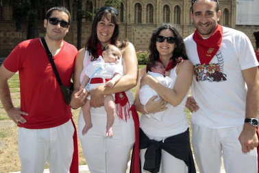 La ofrenda infantil al santo morenico en la celebración del Día del Niño fue una continua sucesión de sonrisas, que acompañaban de forma perfecta a los ramos de flores en blanco y rojo.
