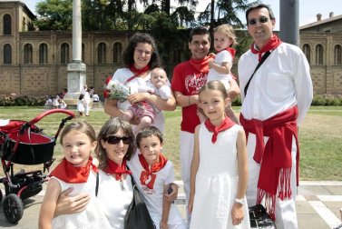 La ofrenda infantil al santo morenico en la celebración del Día del Niño fue una continua sucesión de sonrisas, que acompañaban de forma perfecta a los ramos de flores en blanco y rojo.