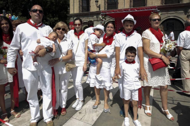 La ofrenda infantil al santo morenico en la celebración del Día del Niño fue una continua sucesión de sonrisas, que acompañaban de forma perfecta a los ramos de flores en blanco y rojo.