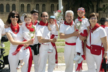 La ofrenda infantil al santo morenico en la celebración del Día del Niño fue una continua sucesión de sonrisas, que acompañaban de forma perfecta a los ramos de flores en blanco y rojo.