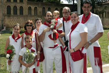 La ofrenda infantil al santo morenico en la celebración del Día del Niño fue una continua sucesión de sonrisas, que acompañaban de forma perfecta a los ramos de flores en blanco y rojo.