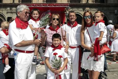 La ofrenda infantil al santo morenico en la celebración del Día del Niño fue una continua sucesión de sonrisas, que acompañaban de forma perfecta a los ramos de flores en blanco y rojo.