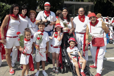 La ofrenda infantil al santo morenico en la celebración del Día del Niño fue una continua sucesión de sonrisas, que acompañaban de forma perfecta a los ramos de flores en blanco y rojo.