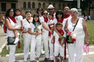 La ofrenda infantil al santo morenico en la celebración del Día del Niño fue una continua sucesión de sonrisas, que acompañaban de forma perfecta a los ramos de flores en blanco y rojo.
