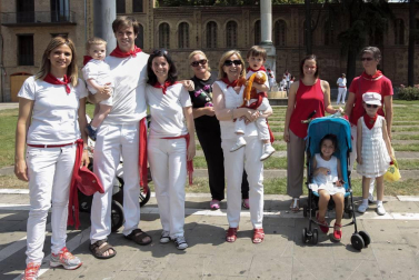 La ofrenda infantil al santo morenico en la celebración del Día del Niño fue una continua sucesión de sonrisas, que acompañaban de forma perfecta a los ramos de flores en blanco y rojo.