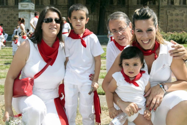 La ofrenda infantil al santo morenico en la celebración del Día del Niño fue una continua sucesión de sonrisas, que acompañaban de forma perfecta a los ramos de flores en blanco y rojo.