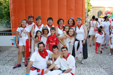 La animación en la calle está asegurada las 24 horas del día en el transcurso de los Sanfermines. Al buen ambiente creado de forma espontánea, se suman las actividades incluidas en el programa oficial, como la propuesta de 'Teatro en la calle' que tuvo lugar cada tarde en la avenida Carlos III con distintos espectáculos.