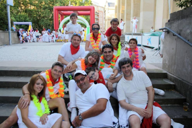 La animación en la calle está asegurada las 24 horas del día en el transcurso de los Sanfermines. Al buen ambiente creado de forma espontánea, se suman las actividades incluidas en el programa oficial, como la propuesta de 'Teatro en la calle' que tuvo lugar cada tarde en la avenida Carlos III con distintos espectáculos.