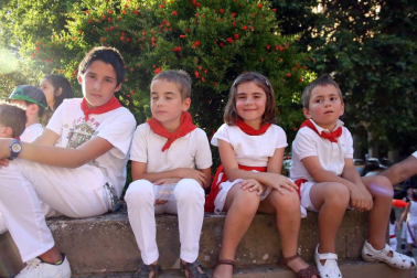 La animación en la calle está asegurada las 24 horas del día en el transcurso de los Sanfermines. Al buen ambiente creado de forma espontánea, se suman las actividades incluidas en el programa oficial, como la propuesta de 'Teatro en la calle' que tuvo lugar cada tarde en la avenida Carlos III con distintos espectáculos.