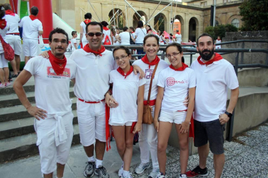 La animación en la calle está asegurada las 24 horas del día en el transcurso de los Sanfermines. Al buen ambiente creado de forma espontánea, se suman las actividades incluidas en el programa oficial, como la propuesta de 'Teatro en la calle' que tuvo lugar cada tarde en la avenida Carlos III con distintos espectáculos.