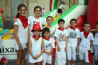La animación en la calle está asegurada las 24 horas del día en el transcurso de los Sanfermines. Al buen ambiente creado de forma espontánea, se suman las actividades incluidas en el programa oficial, como la propuesta de 'Teatro en la calle' que tuvo lugar cada tarde en la avenida Carlos III con distintos espectáculos.