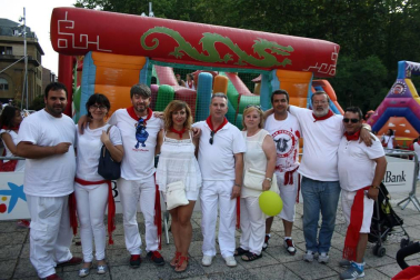 La animación en la calle está asegurada las 24 horas del día en el transcurso de los Sanfermines. Al buen ambiente creado de forma espontánea, se suman las actividades incluidas en el programa oficial, como la propuesta de 'Teatro en la calle' que tuvo lugar cada tarde en la avenida Carlos III con distintos espectáculos.