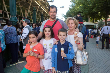 Tras decir adiós a los Sanfermines con el Pobre de Mí, al día siguiente fue el turno de la despedida de la tómbola de Cáritas. Muchas personas se acercaron al paseo de Sarasate para probar suerte y recoger sus premios.