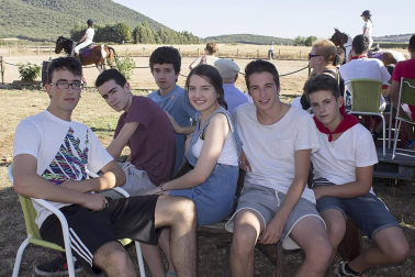 Acedo disfrutó de sus fiestas del 15 al 18 de julio y, además de los bailes, verbenas, cenas populares y otras citas como el IX Campeonato de lanzamiento de zapatilla o la paellada popular, el programa incluyó un espectáculo ecuestre y de cetrería en las instalaciones de la Hípica Acedo.