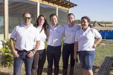 Acedo disfrutó de sus fiestas del 15 al 18 de julio y, además de los bailes, verbenas, cenas populares y otras citas como el IX Campeonato de lanzamiento de zapatilla o la paellada popular, el programa incluyó un espectáculo ecuestre y de cetrería en las instalaciones de la Hípica Acedo.