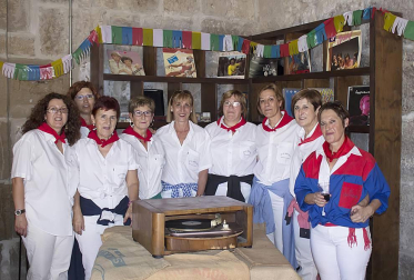 Miranda de Arga celebró el 17 de julio la decimoséptima edición de la Fiesta del Mundo Rural. La jornada contó con una apretada agenda de actividades, en la que no faltó, entre otras propuestas, una exhibición de labores agrícolas con maquinaria antigua, una completa muestra de oficios de antaño y recreaciones de escenas de tiempos pasados.