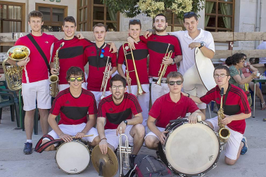 Miranda de Arga celebró el 17 de julio la decimoséptima edición de la Fiesta del Mundo Rural. La jornada contó con una apretada agenda de actividades, en la que no faltó, entre otras propuestas, una exhibición de labores agrícolas con maquinaria antigua, una completa muestra de oficios de antaño y recreaciones de escenas de tiempos pasados.