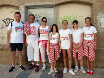 Este domingo 24 de julio comienzan las fiestas de Tudela y como prolegómeno a este día tan esperado, la capital ribera celebró el 17 de julio la cuarta edición de la Carrera del Encierro, organizada por Diario de Navarra. La prueba, de carácter no competitivo, reunió a más de un millar de participantes de todas las edades, que completaron el recorrido del encierro por las calles tudelanas en un ambiente inmejorable.