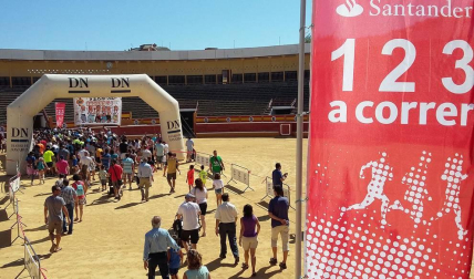 Este domingo 24 de julio comienzan las fiestas de Tudela y como prolegómeno a este día tan esperado, la capital ribera celebró el 17 de julio la cuarta edición de la Carrera del Encierro, organizada por Diario de Navarra. La prueba, de carácter no competitivo, reunió a más de un millar de participantes de todas las edades, que completaron el recorrido del encierro por las calles tudelanas en un ambiente inmejorable.