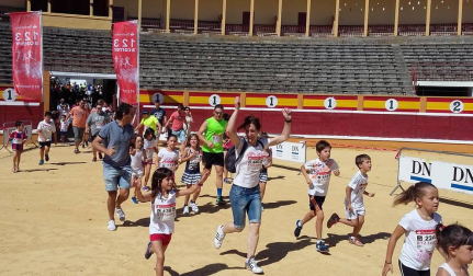 Este domingo 24 de julio comienzan las fiestas de Tudela y como prolegómeno a este día tan esperado, la capital ribera celebró el 17 de julio la cuarta edición de la Carrera del Encierro, organizada por Diario de Navarra. La prueba, de carácter no competitivo, reunió a más de un millar de participantes de todas las edades, que completaron el recorrido del encierro por las calles tudelanas en un ambiente inmejorable.