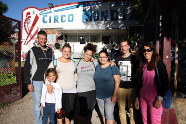 El Gran Circo Mundial permaneció en Pamplona del 2 al 20 de julio y atrapó con la magia de sus números a cuantos se acercaron a él. Entre los artistas que salieron a su pista, estaban los incombustibles Fofito y Mónica Aragón.