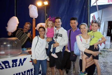 El Gran Circo Mundial permaneció en Pamplona del 2 al 20 de julio y atrapó con la magia de sus números a cuantos se acercaron a él. Entre los artistas que salieron a su pista, estaban los incombustibles Fofito y Mónica Aragón.