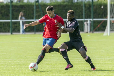 El primer partido de la pretemporada rojilla finalizó con una derrota por 2-0 ante los franceses en Hendaya