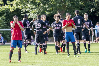 El primer partido de la pretemporada rojilla finalizó con una derrota por 2-0 ante los franceses en Hendaya