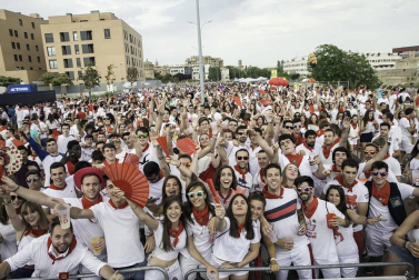 El paseo de los Poetas se llenó de público en la fiesta de música de DJ
