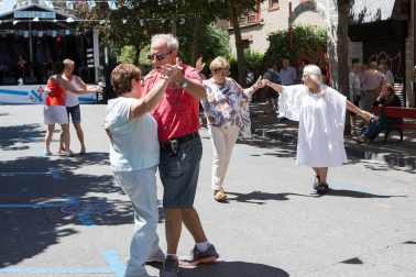 Un año más, el Lar Gallego de Pamplona organizó varios días de fiesta en honor a Santiago Apóstol. Su presidenta, Mª Jesús Rodríguez, prendió la mecha del cohete que dio paso a las celebraciones, en las que estuvo muy presente la rica gastronomía gallega.