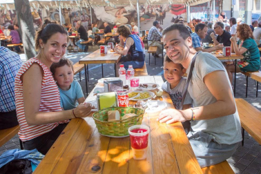 Un año más, el Lar Gallego de Pamplona organizó varios días de fiesta en honor a Santiago Apóstol. Su presidenta, Mª Jesús Rodríguez, prendió la mecha del cohete que dio paso a las celebraciones, en las que estuvo muy presente la rica gastronomía gallega.
